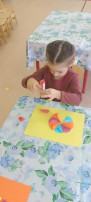 Ребята делают открытку Ребята делают открытку.